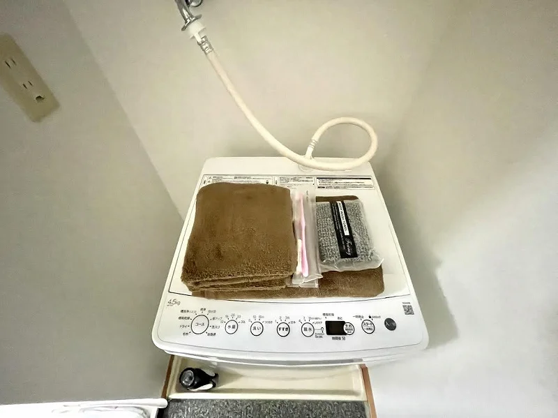 【洗濯機画像】ホテルと違い洗濯機がある生活は良いですね♪7日以上の利用なら伊勢駅前(北口前)ウィークリーマンションをご利用下さい★洗濯洗剤も完備‼