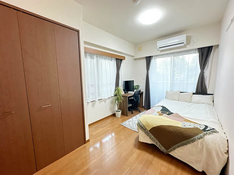 写真はお部屋のイメージです。ラグなどの室内装飾はございません。