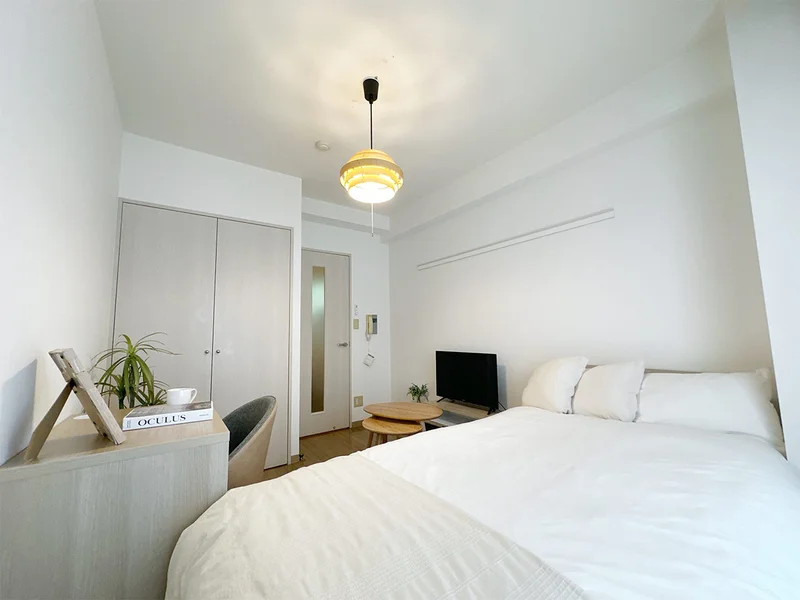 写真はお部屋のイメージです。ラグなどの室内装飾はございません。