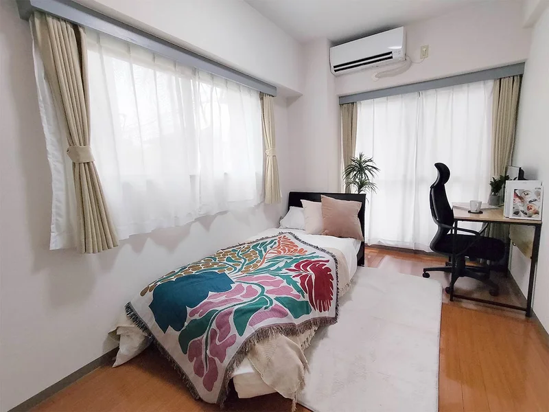 写真はお部屋のイメージです。ラグなどの室内装飾はございません。