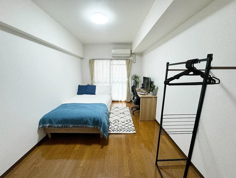 写真はお部屋のイメージです。ラグなどの室内装飾はございません。