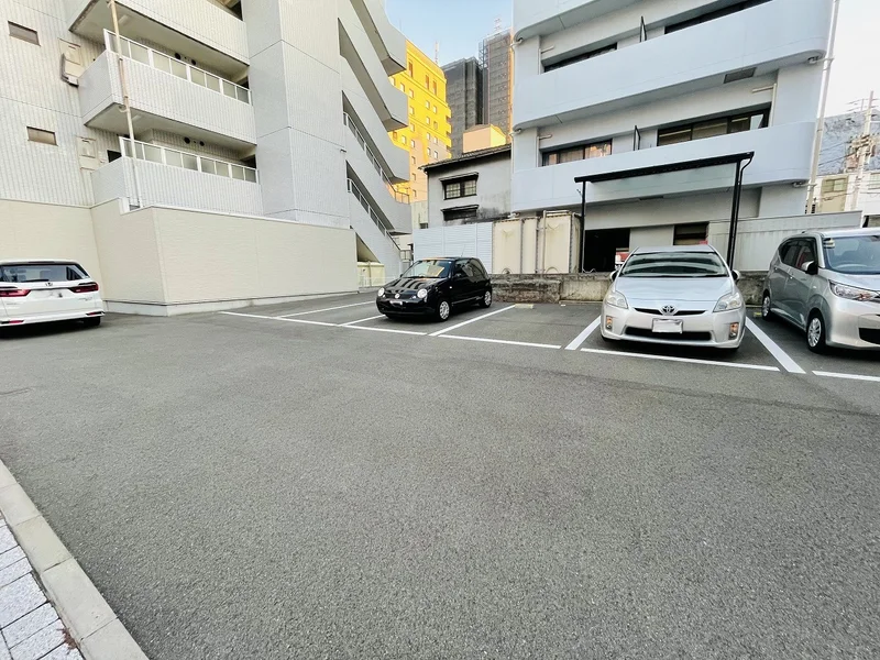 駐車場は広く大型車でも停めやすいです！