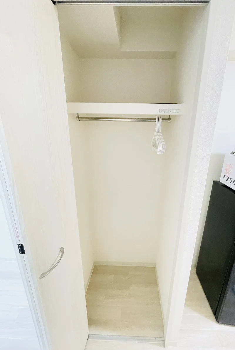 収納スペースも広く、長期滞在でも安心！！嬉しいポール付☆☆