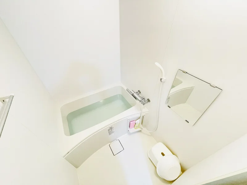 バストイレは別♪バスルームには風呂桶・風呂イス・風呂用洗剤・スポンジをご用意しておりますのでぜひご活用ください！