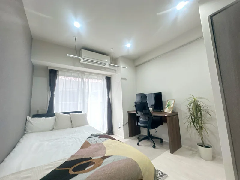 写真はお部屋のイメージです。ラグなどの室内装飾はございません。