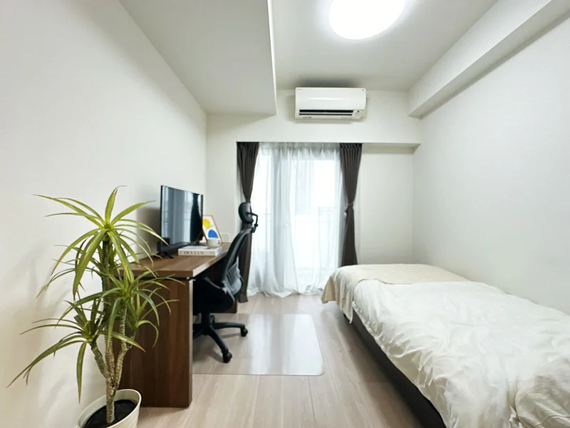 写真はお部屋のイメージです。ラグなどの室内装飾はございません。