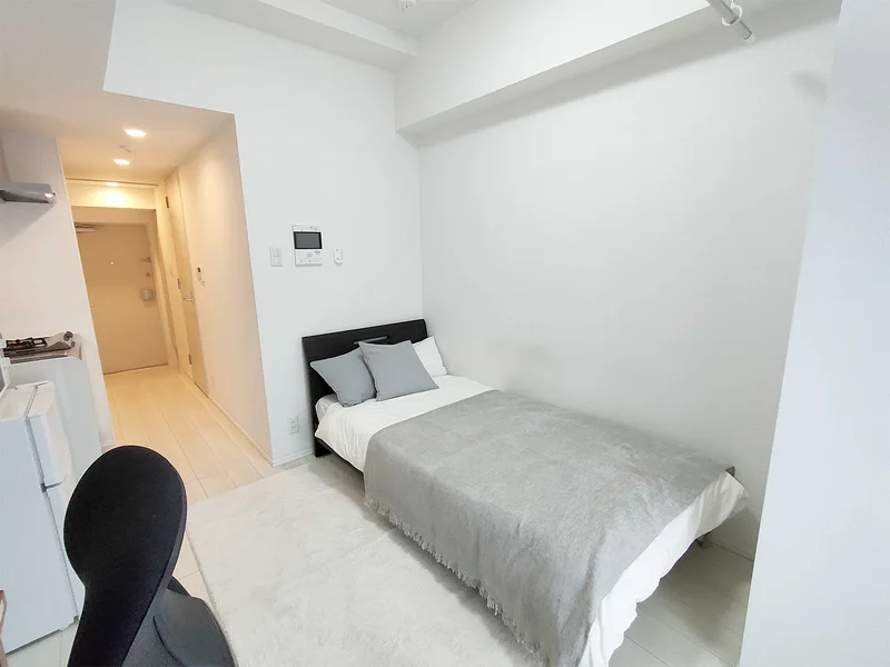 写真はお部屋のイメージです。ラグなどの室内装飾はございません。