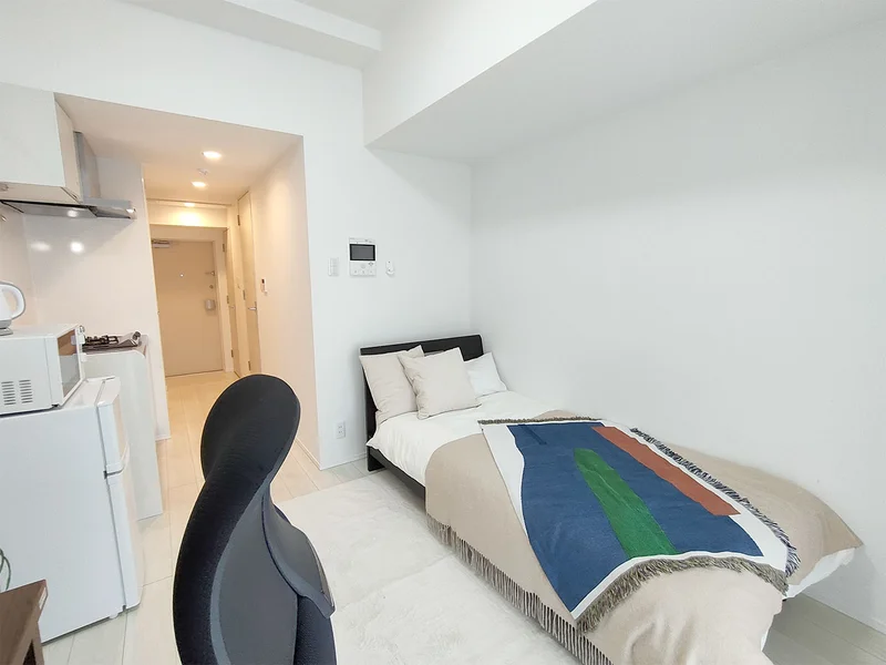 写真はお部屋のイメージです。ラグなどの室内装飾はございません。