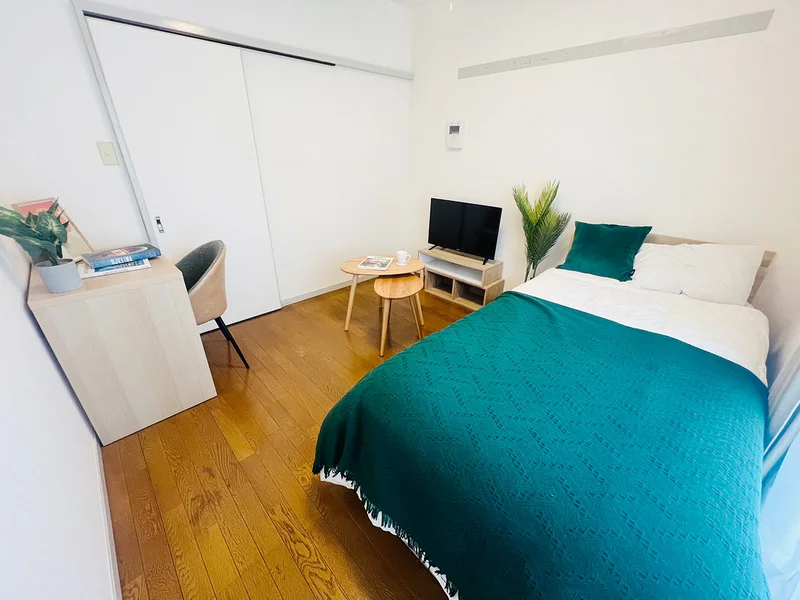 写真はお部屋のイメージです。ラグなどの室内装飾はございません。