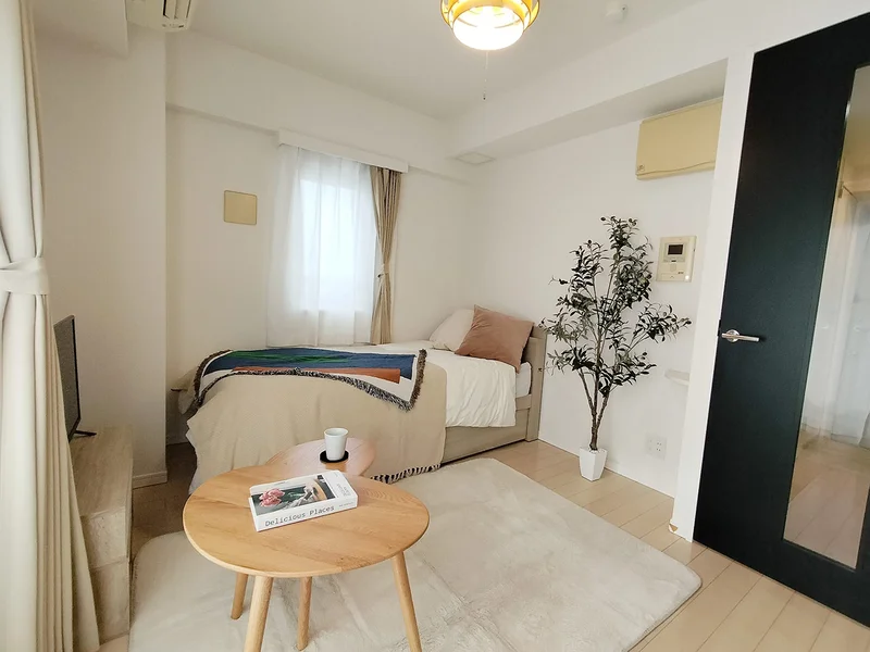 写真はお部屋のイメージです。ラグ等の室内装飾はございません。