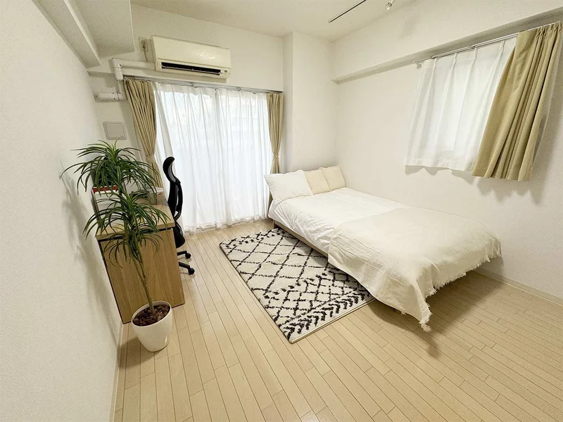 写真はお部屋のイメージです。ラグなどの室内装飾はございません。