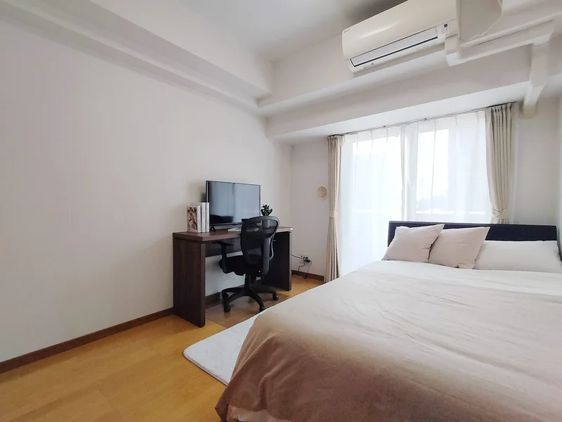 写真はお部屋のイメージです。ラグなどの室内装飾はございません。