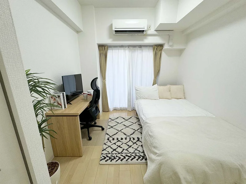写真はお部屋のイメージです。ラグなどの室内装飾はございません。