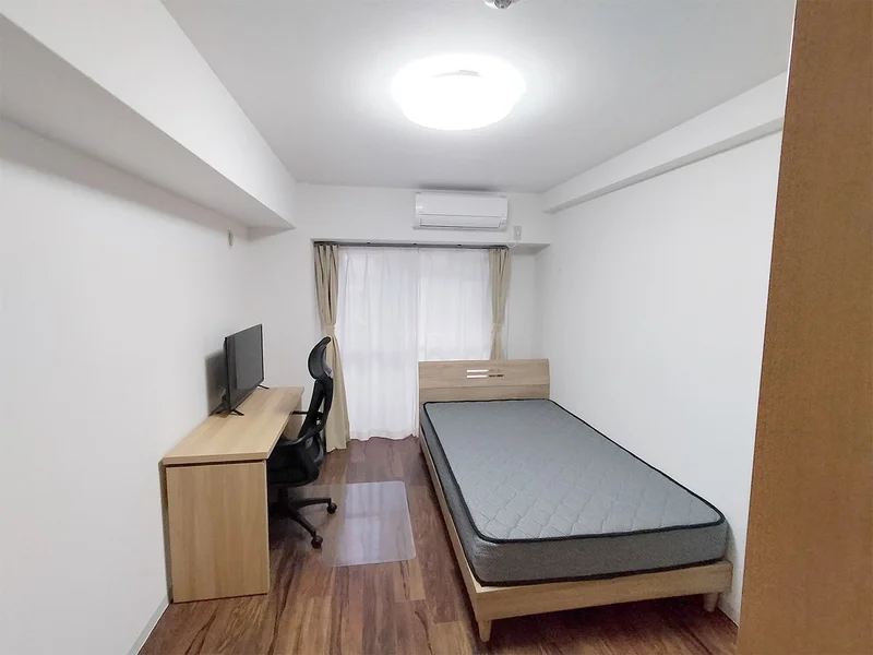 写真はお部屋のイメージです。ラグなどの室内装飾はございません。