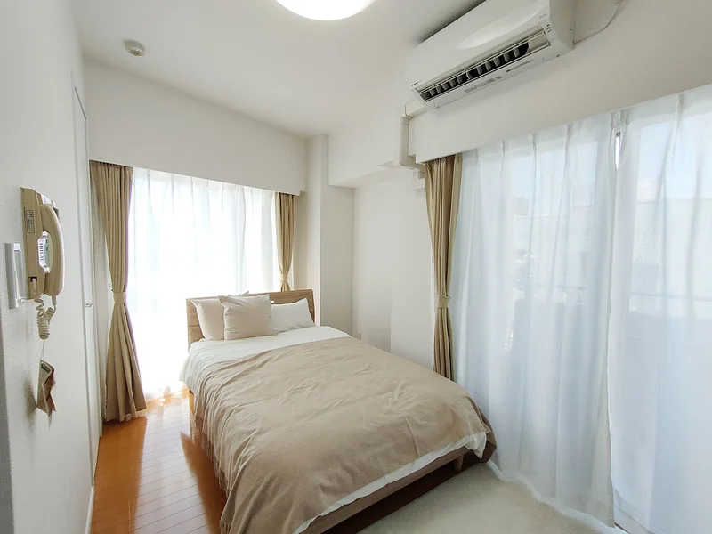 写真はお部屋のイメージです。ラグなどの室内装飾はございません。