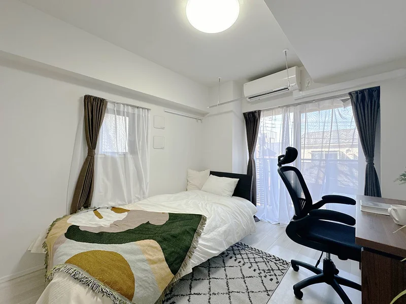 写真はお部屋のイメージです。ラグなどの室内装飾はございません。