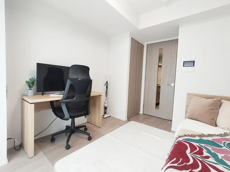 写真はお部屋のイメージです。ラグなどの室内装飾はございません。