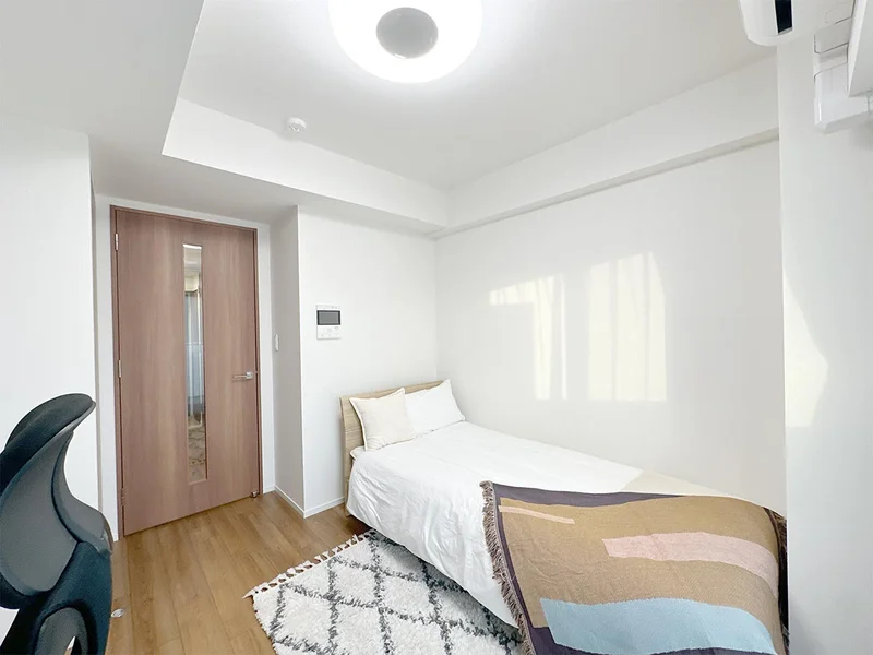 写真はお部屋のイメージです。ラグなどの室内装飾はございません。