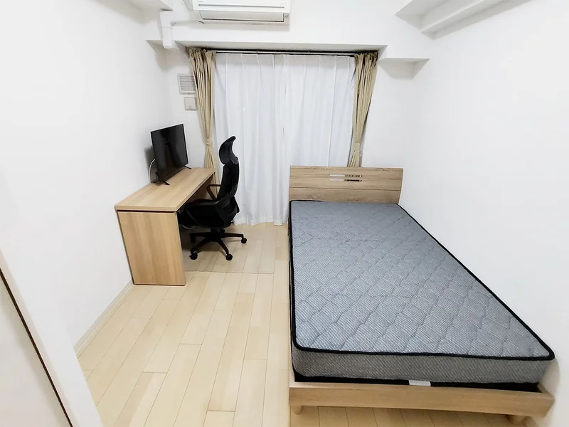 写真はお部屋のイメージです。ラグなどの室内装飾はございません。