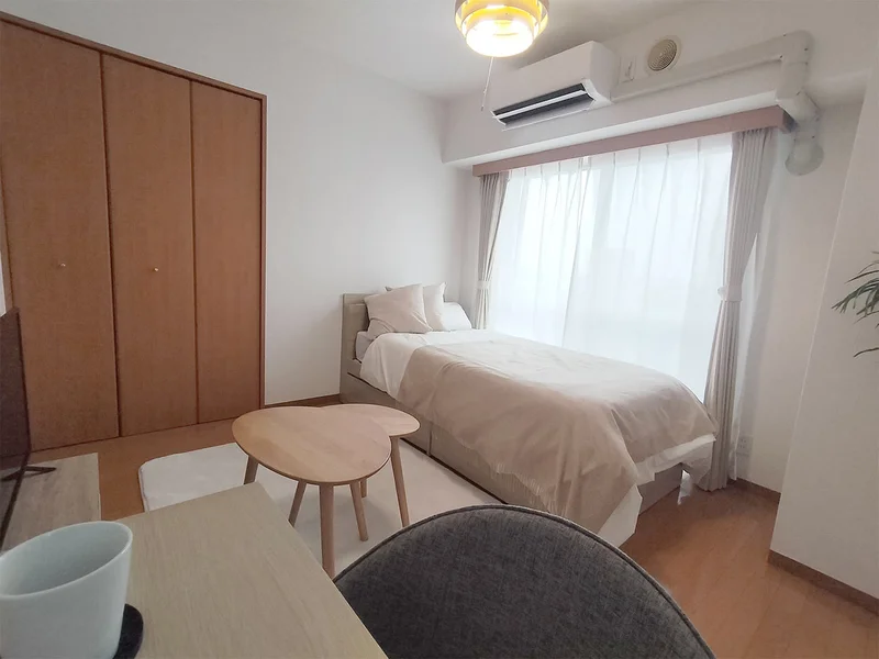 写真はお部屋のイメージです。ラグなどの室内装飾はございません。