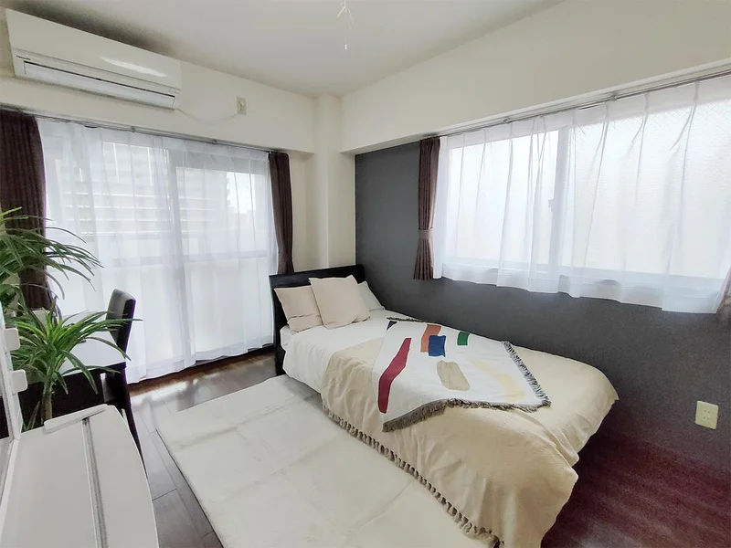 写真はお部屋のイメージです。ラグなどの室内装飾はございません。