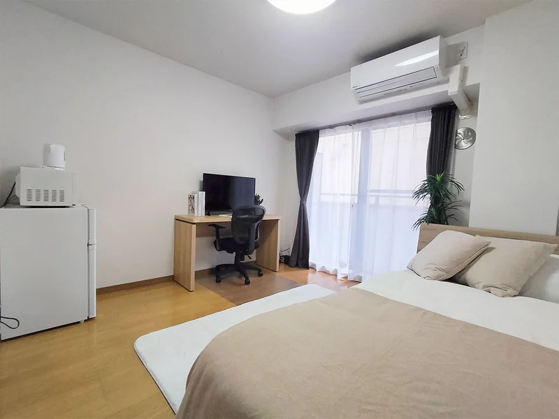 写真はお部屋のイメージです。ラグなどの室内装飾はございません。