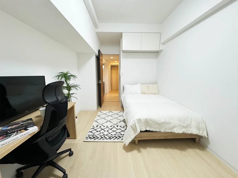 写真はお部屋のイメージです。ラグなどの室内装飾はございません。