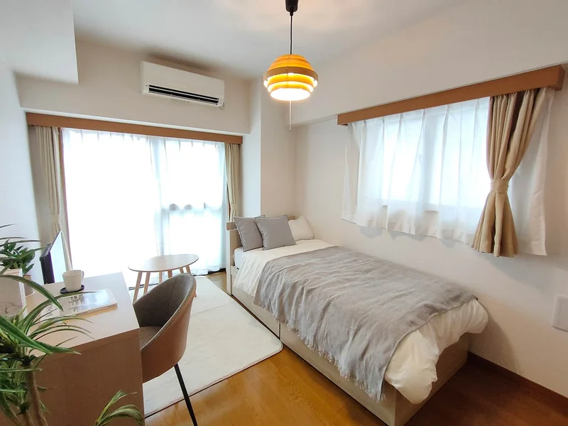 写真はお部屋のイメージです。ラグなどの室内装飾はございません。