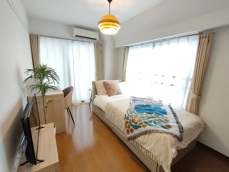 写真はお部屋のイメージです。ラグなどの室内装飾はございません。