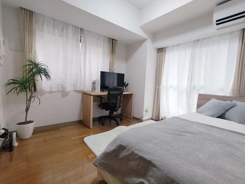 写真はお部屋のイメージです。ラグなどの室内装飾はございません。