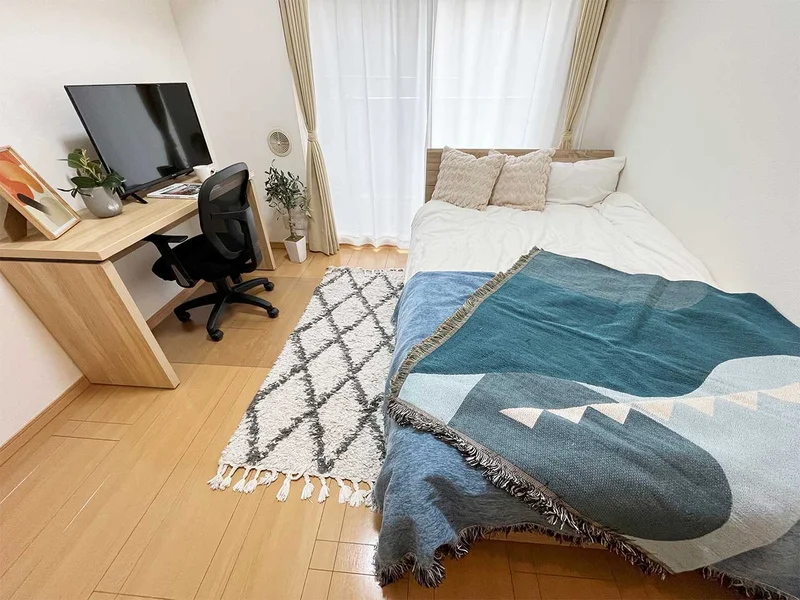 写真はお部屋のイメージです。ラグなどの室内装飾はございません。