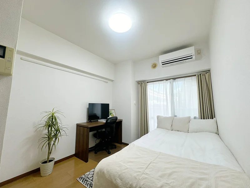 写真はお部屋のイメージです。ラグなどの室内装飾はございません。