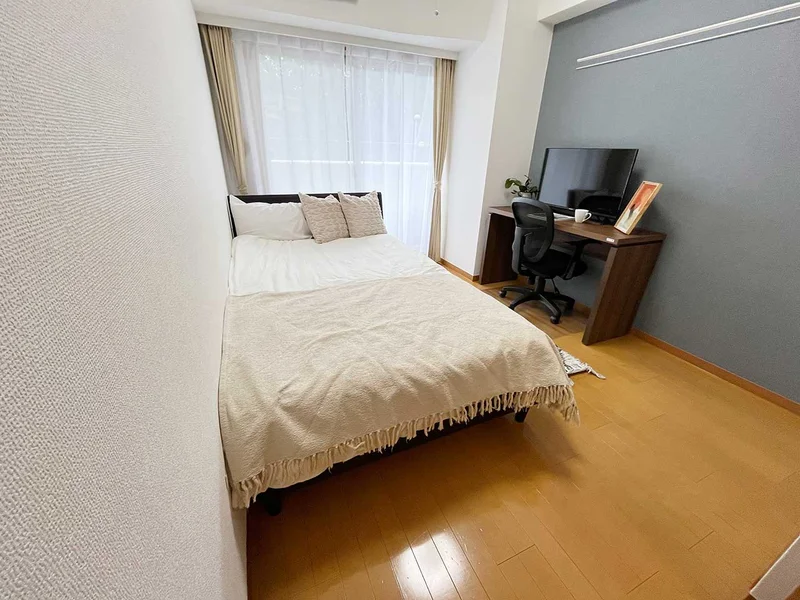 写真はお部屋のイメージです。ラグなどの室内装飾はございません。