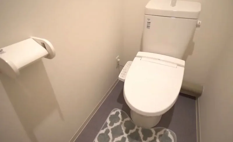 居室：温水洗浄機能付きトイレ