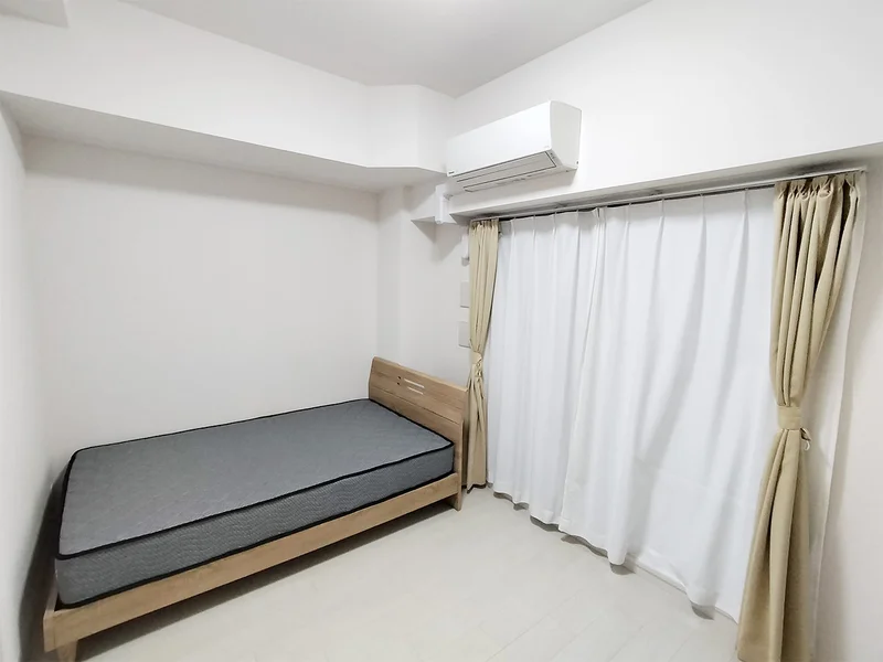 写真はお部屋のイメージです。ラグなどの室内装飾はございません。