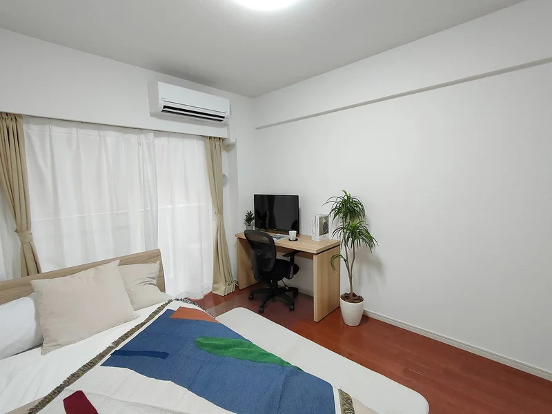 写真はお部屋のイメージです。ラグなどの室内装飾はございません。