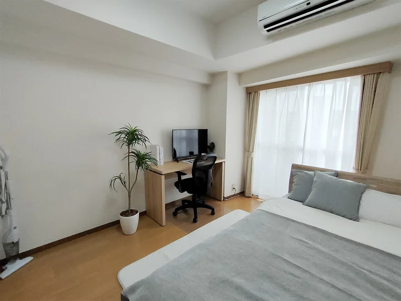 写真はお部屋のイメージです。ラグなどの室内装飾はございません。