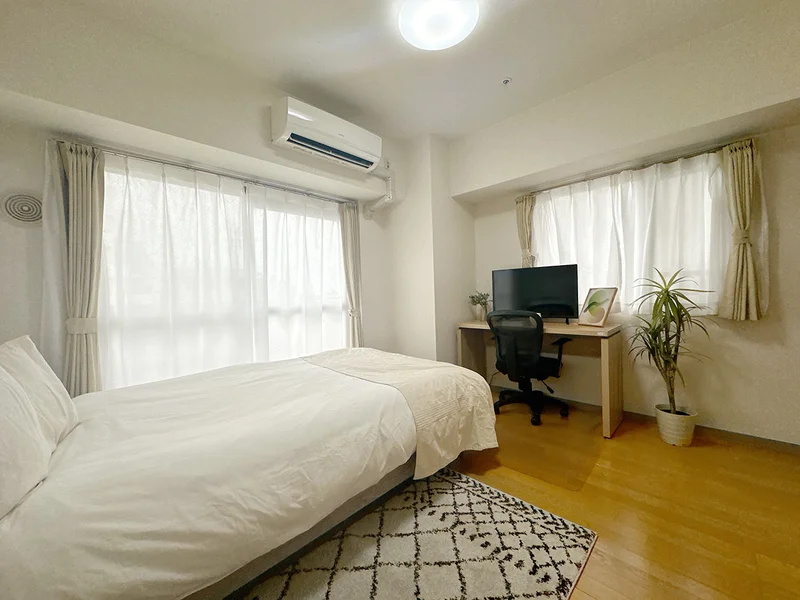 写真はお部屋のイメージです。ラグなどの室内装飾はございません。
