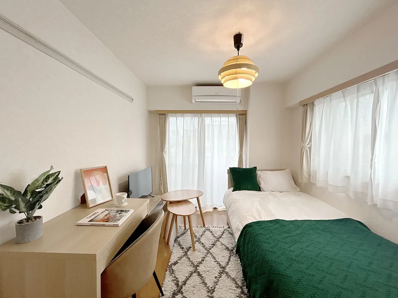 写真はお部屋のイメージです。ラグなどの室内装飾はございません。