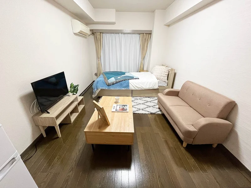 写真はお部屋のイメージです。ラグなどの室内装飾はございません。