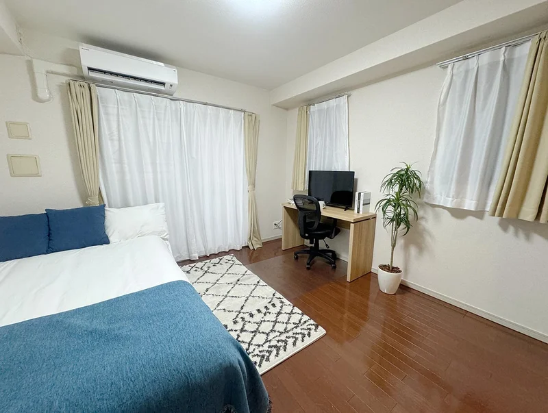 写真はお部屋のイメージです。ラグなどの室内装飾はございません。