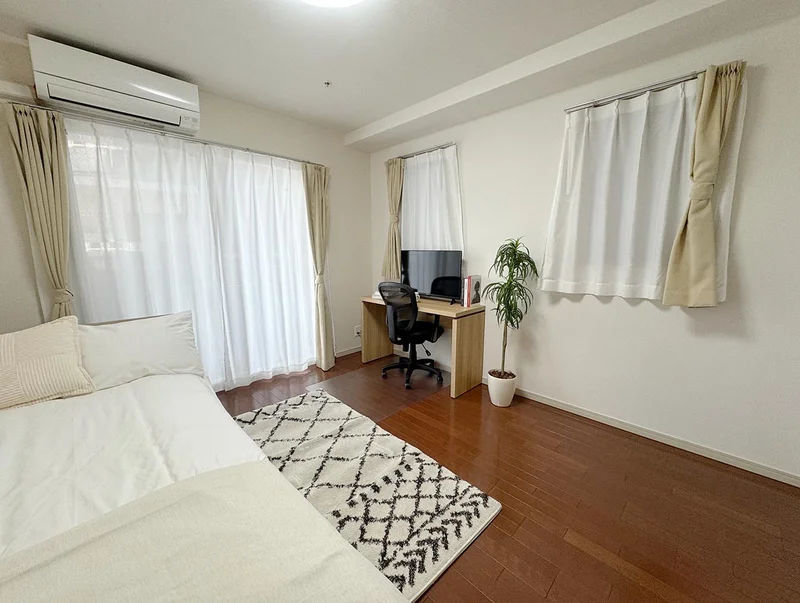 写真はお部屋のイメージです。ラグなどの室内装飾はございません。