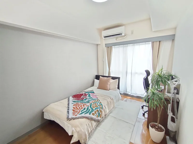 写真はお部屋のイメージです。ラグなどの室内装飾はございません。