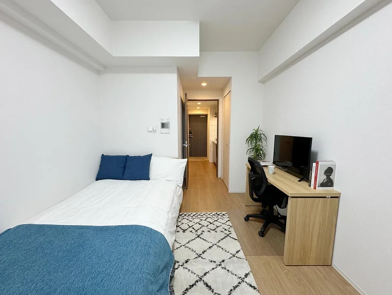 写真はお部屋のイメージです。ラグなどの室内装飾はございません。