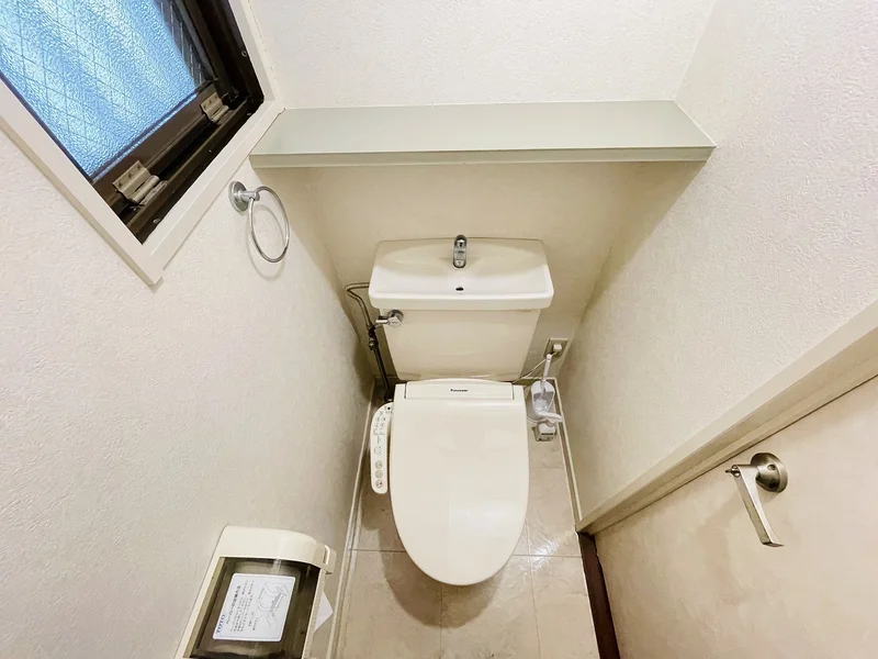 ウォシュレットつきのトイレです。老若男女皆様に安心してご利用いただけますね☆トイレにもトイレ用洗剤とトイレ用ブラシをご用意しておりますので長期ご利用の場合の気になる汚れなどもお掃除して頂けます＾