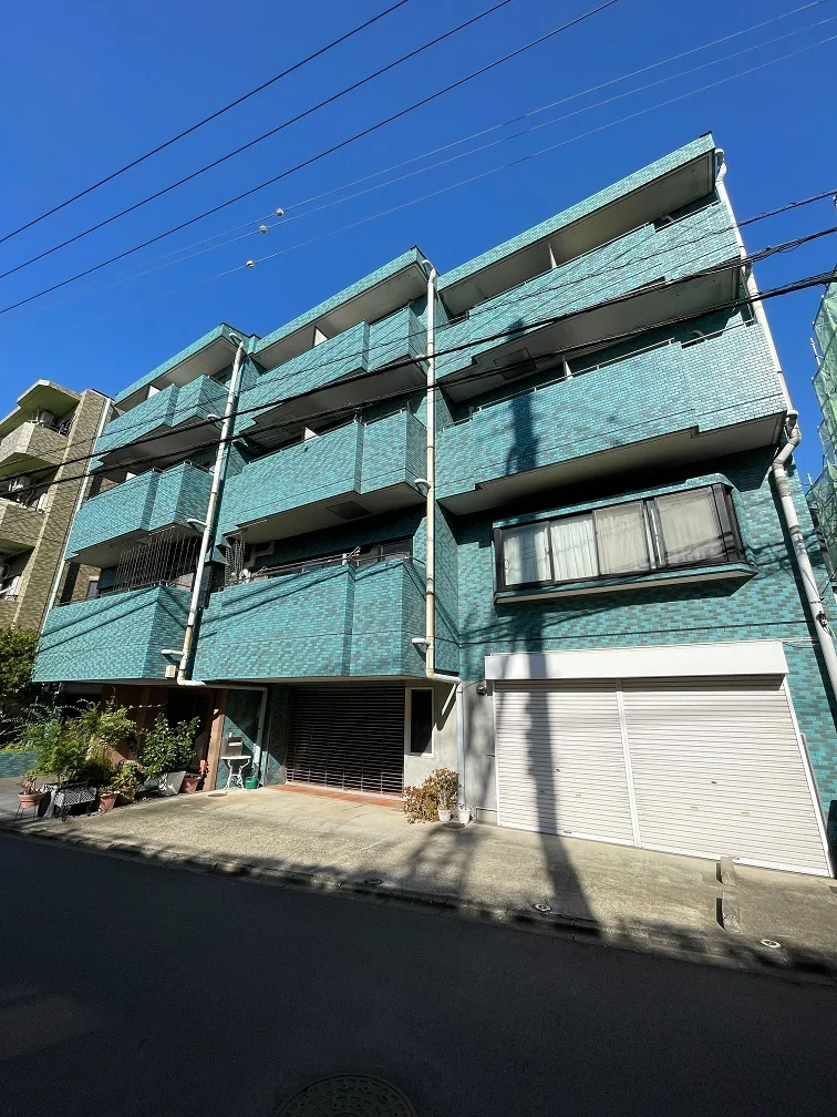 写真はお部屋のイメージです。ラグなどの室内装飾はございません。