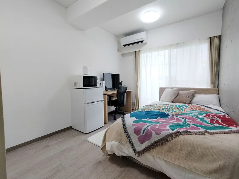 写真はお部屋のイメージです。ラグなどの室内装飾はございません。
