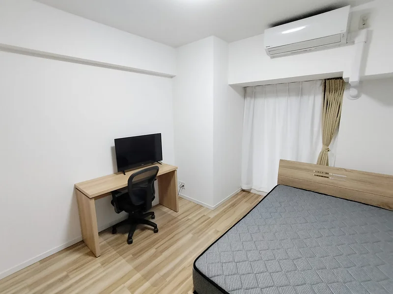 写真はお部屋のイメージです。ラグなどの室内装飾はございません。