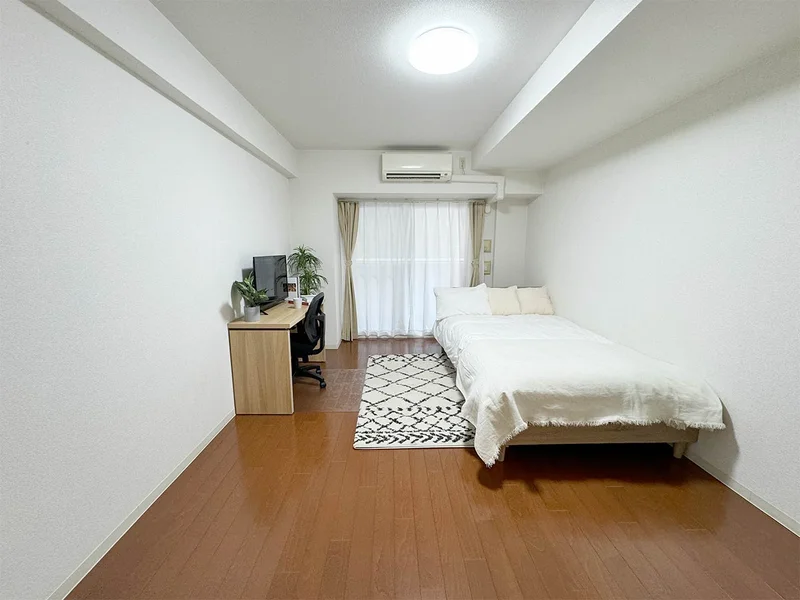 写真はお部屋のイメージです。ラグなどの室内装飾はございません。