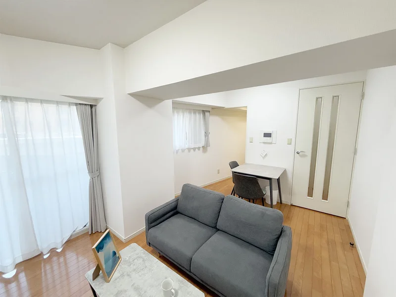 写真はお部屋のイメージです。ラグなどの室内装飾はございません。